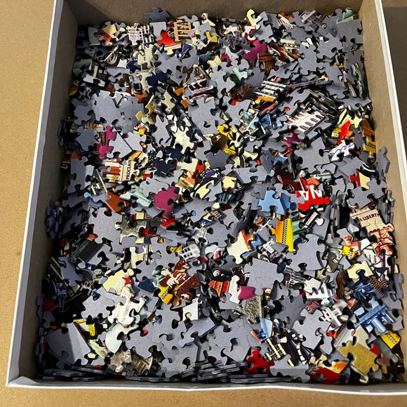 WILLOW CREEK Best of the USA
Jigsaw Puzzle 19" x 26" 1000 Pieces
- Complete - Picture 4 of 4